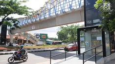 Kendaraan melintas di kawasan jembatan penyeberangan orang (JPO) Sumarno, Jakarta, Kamis (10/1). Lift JPO Sumarno sudah bisa digunakan. (Liputan6.com/Herman Zakharia)