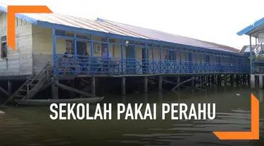 Akibat banjir, siswa SD di Jambi berangkat ke sekolah pakai perahu.