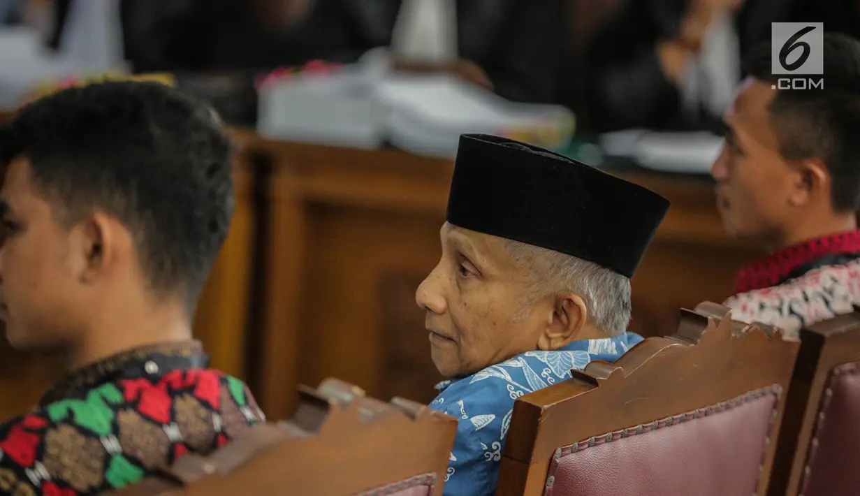 Ketua Dewan Kehormatan Partai Amanat Nasional (PAN), Amien Rais saat menjadi saksi dalam persidangan kasus berita bohong atau hoaks dengan terdakwa Ratna Sarumpaet di Pengadilan Negeri Jakarta Selatan, Kamis (4/4). Sidang kali ini beragendakan pemeriksaan saksi. (Liputan6.com/Faizal Fanani)
