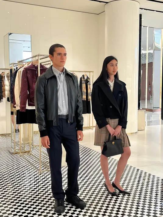 Detail craftsmanship yang fungsional menjadi salah satu fokus utama yang memikat. Intip tas Burberry Cotswolds Tote Bag black, dengan material grainy calf leather elegant gold-toned hardware, dan structured top handles. / Foto: dok Fimela.com