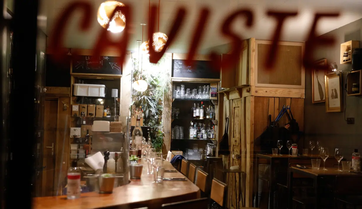 Sebuah bar yang tutup di Paris di tengah langkah-langkah baru untuk memerangi penyebaran cepat Covid-19 pada Senin (5/10/2020). Seluruh bar dan kafe di Paris – yang diberlakukan siaga maksimum Covid-19 – ditutup selama dua pekan, yang dimulai 6 Oktober. (GEOFFROY VAN DER HASSELT/AFP)