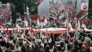 Peserta membentangkan bendera Merah Putih raksasa di kawasan Bundaran HI, Jakarta Pusat, Minggu (28/8/2022). Sebanyak 50.000 orang membentangkan bendera merah putih sepanjang 1.700 meter dari kawasan Monas hingga Bundaran HI yang merupakan rangkaian dalam memperingati Hari Kemerdekaan Indonesia dengan tema 'Pulih Lebih Cepat, Bangkit Lebih Kuat. (merdeka.com/Iqbal S Nugroho)