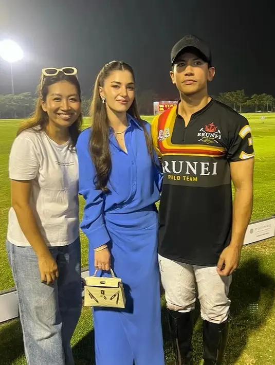 Anisha Rosnah mengenakan dress sutra dari Valentino seharga Rp57jutaan. Tak ketinggalan, Anisha juga jinjing tas Hermes Mini Kelly kesayangan [@support.anishaik]