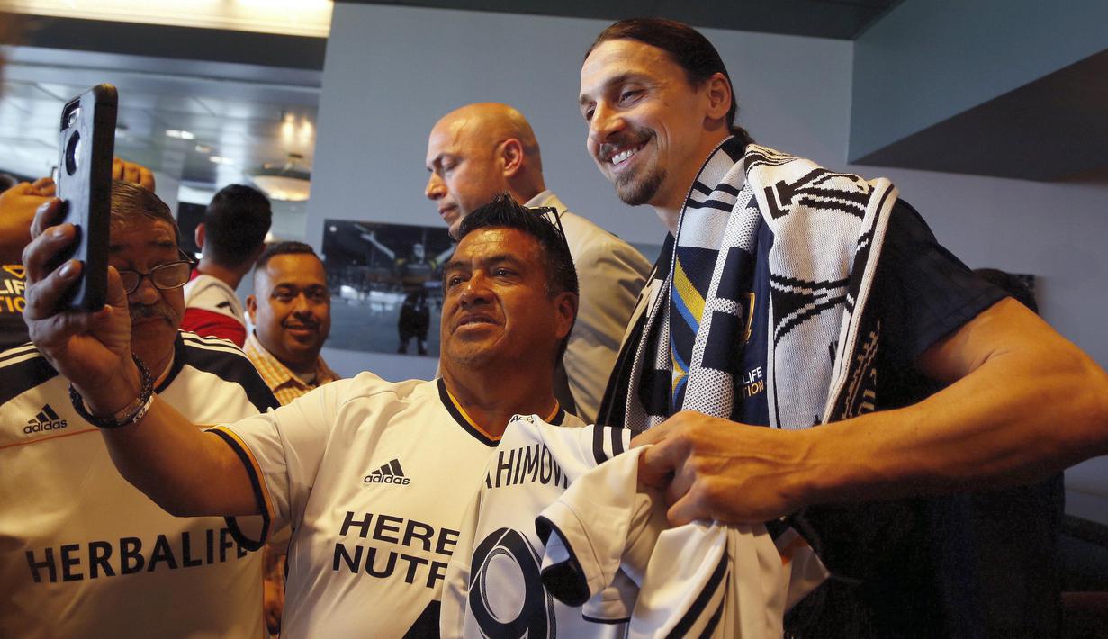 Mantan Striker Manchester United, Zlatan Ibrahimovic, foto bersama fans saat perkenalan oleh LA Galaxy di StubHub Center, AS, Sabtu (30/3/3028). LA Galaxy menjadi klub kesembilan sepanjang karier pria Swedia ini. (AP/Ringo H.W. Chiu)