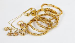 Ilustrasi Perhiasan Emas. (Unsplash - Syed F Hashemi)