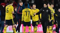 Pelatih Arsenal, Mikel Arteta (kanan) berjabat tangan dengan para pemainnya usai pertandingan melawan Bournemouth pada putaran keempat Piala FA di Stadion Vitalitas di Bournemouth, Inggris (27/1/2020). Arsenal menang tipis 2-1 atas Bournemouth. (AFP Photo/Glyn Kirk)