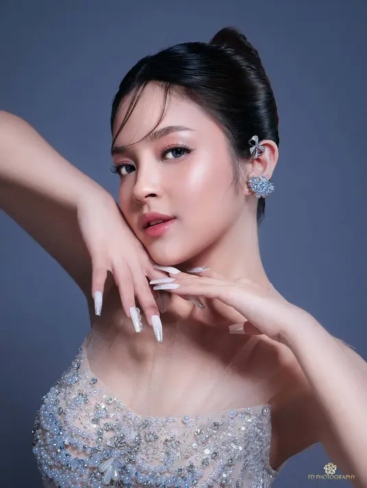 Penampilannya yang menawan dalam pemotretan terbarunya, wanita yang menjalani kuliah di Malaysia ini sukses bikin para penggemar kagum. Dalam berbagai kesempatan, gayanya disebut enggak pernah salah dan selalu tampil elegan. (Liputan6.com/IG/@elsaajapasal)