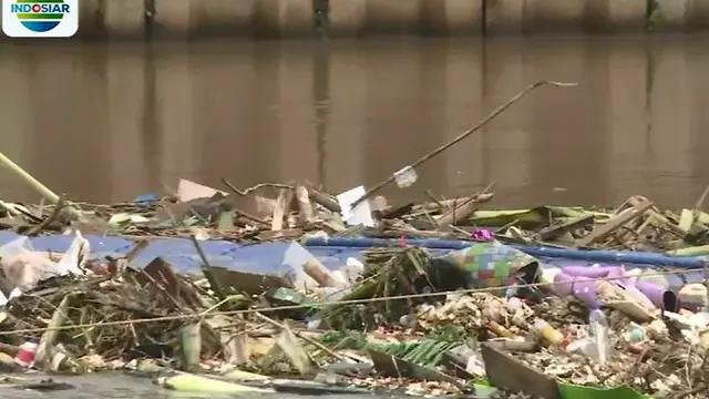 Sampah Menumpuk di Kanal Banjir Barat, Sejumlah Alat Berat Diturunkan