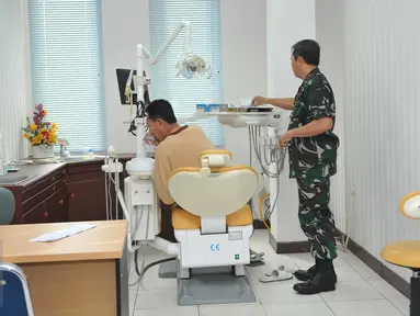 Seorang pasien melakukan pemeriksaan di poli gigi RSAL Mintohardjo, Jakarta, Rabu (21/9). KPUD DKI memilih RSAL Mintohardjo sebagai tempat uji kesehatan calon gubernur dan wakil gubernur di Pilkada DKI Jakarta 2017. (Liputan6.com/Gempur M Surya)
