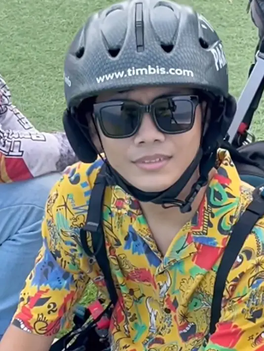 Menikmati indahnya pemandangan perairan Bali dari atas ketinggian, wahana parasailing memang cukup menantang. Namun tenang, karena saat berada di atas ketinggian ditemani oleh pemandu yang akan mengendalikan kemudi. (Liputan6.com/IG/@bintangemon)