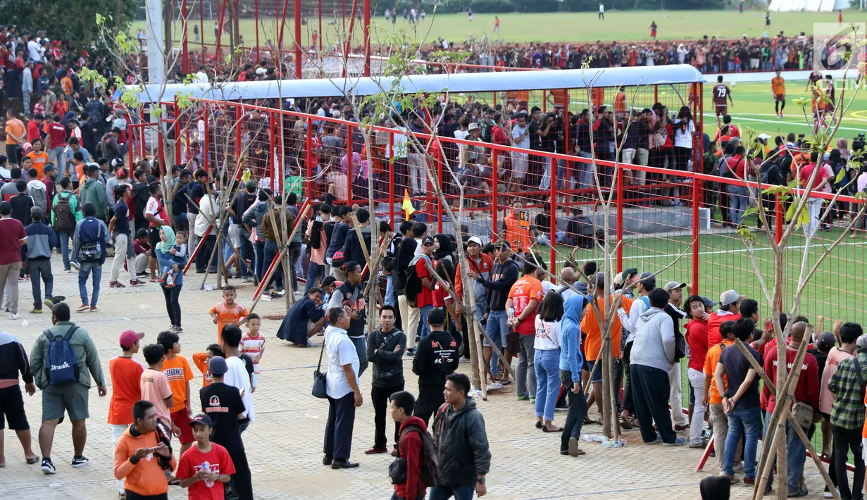 Suporter tim Macan Kemayoran menyaksikan latihan perdana Persija pasca menjuarai Liga 1 musim 2018 di Lapangan Wisma Aldiron, Jakarta, Senin (7/1). Dua pemain baru, Ryuji Utomo dan Bruno Matos terlihat ikut dalam latihan. (Liputan6.com/Helmi Fithriansyah)