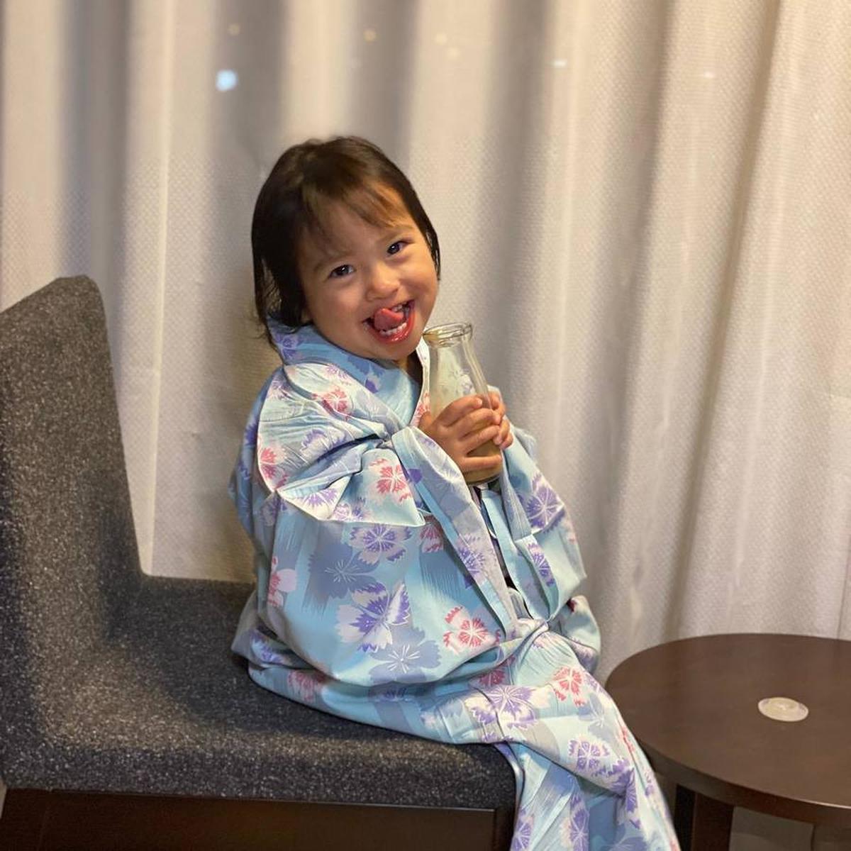 Mama Mega terbiasa berbicara dengan Ritsuki menggunakan tiga bahasa sekaligus: bahasa Indonesia, bahasa Jawa, dan bahasa Jepang.&nbsp;