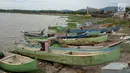 Sejumlah perahu bersandar di Danau Limboto, Gorontalo (20/12). Danau Limboto Gorontalo kian mengering akibat revitalisasi berhenti dan mengalami pendangkalan yang begitu luar biasa. (Liputan6.com/Arfandi Ibrahim)