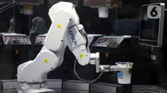 Robot barista membuat minuman pesanan pelanggan di Family Mart, Grand Indonesia East Mall, Jakarta, Senin (10/1/2022). FamilyMart Indonesia meluncurkan pengoperasian robot barista yang mampu membuat minuman untuk pelanggan dalam waktu satu hingga dua menit. (merdeka.com/Arie Basuki)