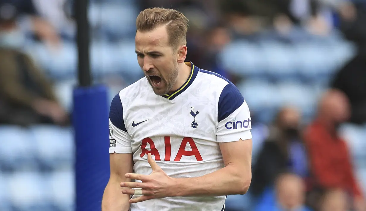 Harry Kane. Peraih golden boot tahun lalu dengan torehan 23 gol bersama Totenham Hotspur ini diperkirakan tetap bermain di Premier League musim ini. Jika hijrah ke Manchester City, peluangnya mempertahankan gelar tetap terbuka karena didukung para gelandang elite. (Foto: AFP/Pool/Mike Egerton)