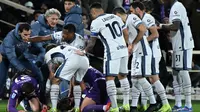 Sejumlah pemain Inter Milan dan Fiorentina tampak panik saat Insiden mengejutkan terjadi. Gelandang Fiorentina, Edoardo Bove, tiba-tiba kolaps di tengah pertandingan dan harus dilarikan ke rumah sakit. (AFP/Tiziani Fabi)