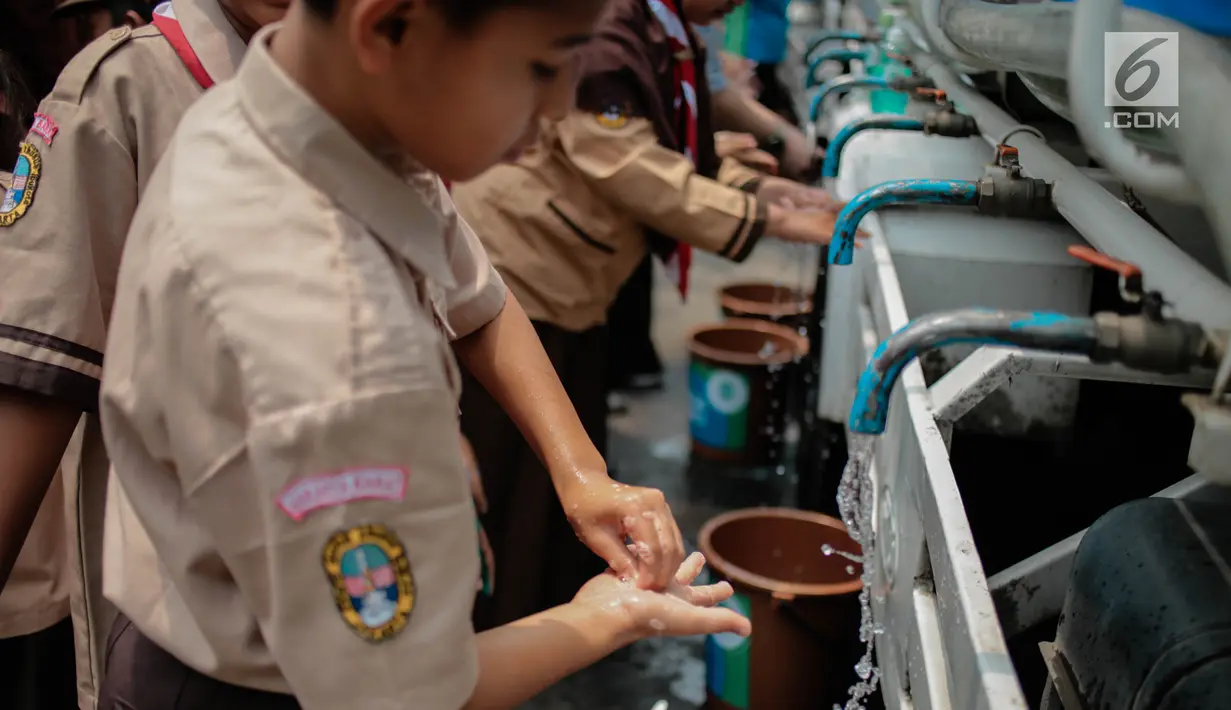 Sejumlah murid SD mengikuti kegiatan Hari Cuci Tangan Pakai Sabun Sedunia di Jakarta, Rabu (17/10). Kegiatan ini dilakukan dalam rangka memperingati hari cuci tangan pakai sabun sedunia yang jatuh setiap tanggal 15 Oktober. (Liputan6.com/Faizal Fanani)