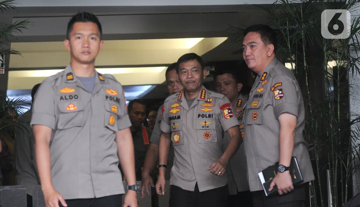 Kapolri Jenderal Idham Azis (tengah) meninggalkan Gedung KPK usai menggelar pertemuan tertutup, Jakarta, Senin (4/11/2019). Pertemuan membahas sinkronisasi antara Kepolisian dengan KPK. (merdeka.com/Dwi Narwoko)