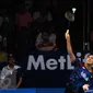 Pebulutangkis tunggal putera Indonesia, Jonatan Christie melakukan smes ke arah pemain Tiongkok, Lin Dan di babak kedua BCA Indonesia Open 2016, Jakarta, Kamis (2/6/2016). Jonatan Christie unggul 21-12, 21-12. (Liputan6.com/Helmi Fithriansyah)