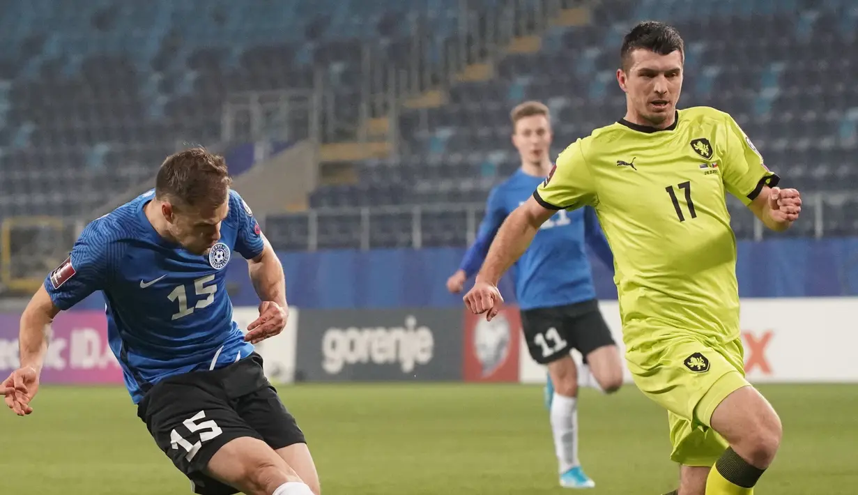 Bersama Timnas Republik Ceska, Ondrej Kudela (kanan) baru mengumpulkan 8 caps bersama Timnas Senior sejak melakukan debut pada 26 Maret 2019, bertepatan dengan hari ulang tahunnya yang ke-32. (AFP/Janek Skarzynski)