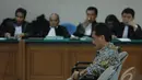  Andi Alfian Mallarangeng terlihat pasrah saat mendengarkan tuntutan jaksa di di Pengadilan Tindak Pidana Korupsi, Jakarta, Senin (30/6/2014) (Liputan6.com/Miftahul Hayat)