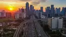 Rangkaian kereta Lintas Raya Terpadu (LRT) Jabodebek melintas di Jalan Gatot Subroto, Jakarta, Senin (18/8/2025). (merdeka.com/Arie Basuki)