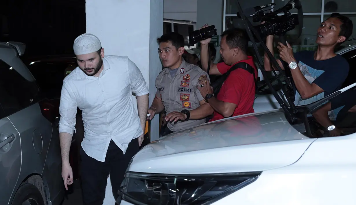 Sebelumnya melalui kuasa hukumnya, Ridho mengajukan keberatan atas dakwaan JPU. Terutama mengenai perlakuan terhadap kliennya, yang justru dijebloskan ke dalam Rutan (Rumah Tahanan), ketimbang rehabilitasi. (Deki prayoga/Bintang.com)