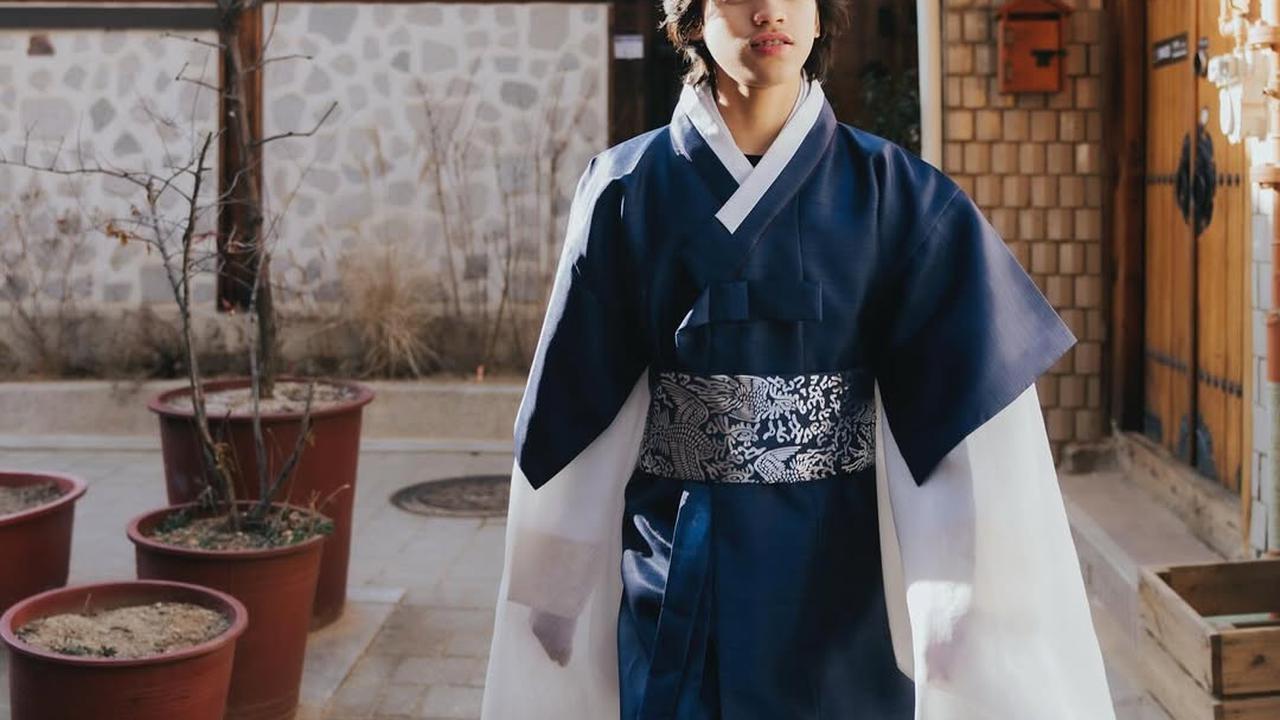 7 Potret Noah Sinclair Anak BCL saat Kenakan Hanbok, Vibesnya bak Putra Mahkota