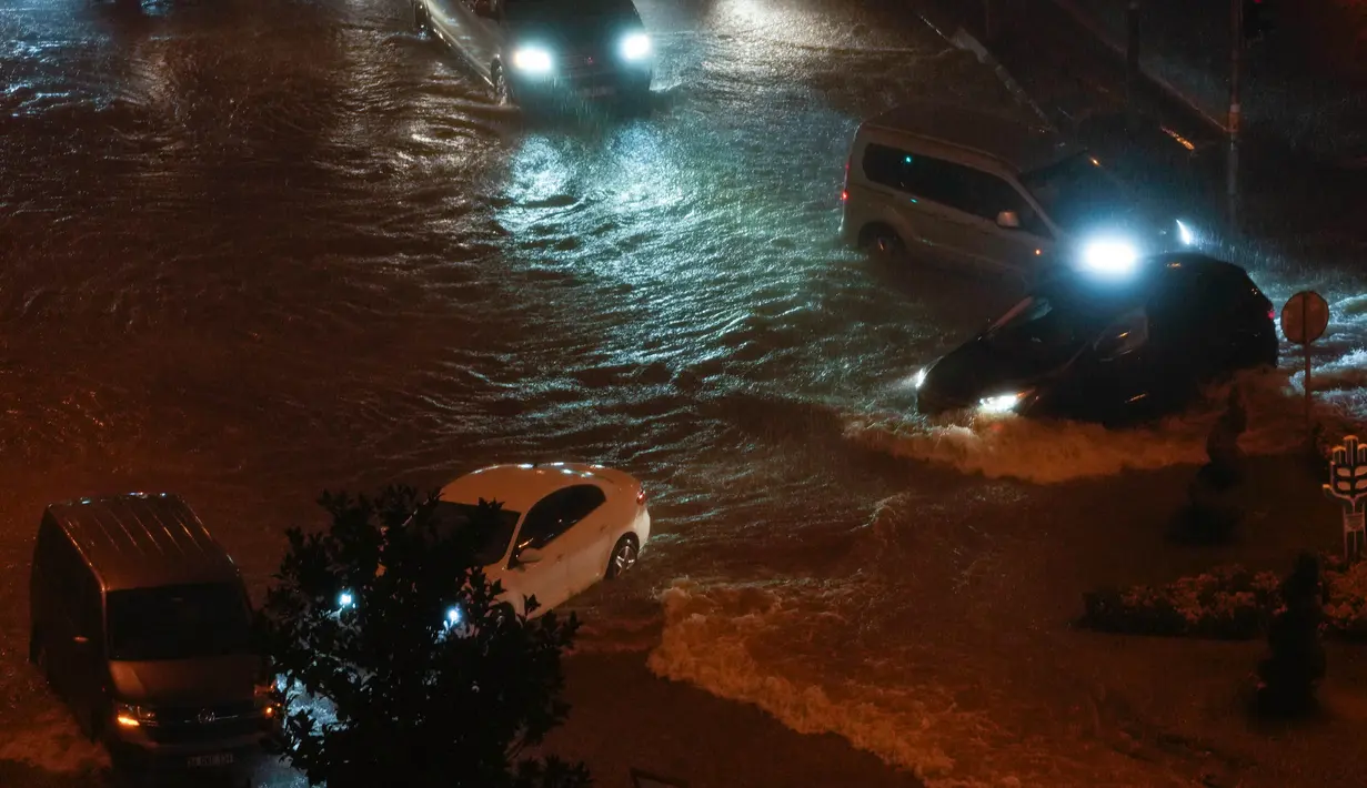 Banjir bandang yang dipicu oleh hujan lebat menyapu sebuah perkemahan di barat laut Turki pada hari Selasa, 5 September 2023. (AP Photo/Khalil Hamra)