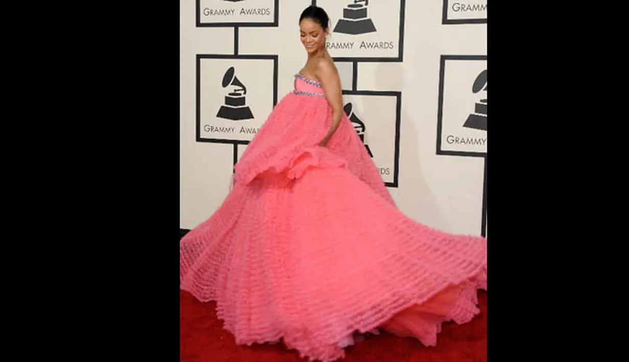 Rihanna mengenakan gaun strapless dengan rok besar menjuntai hingga karpet saat hadir di Grammy Awards ke-57 di Staples Center, Los Angeles, AS, Minggu (8/2/2015). (Jason Merritt/Getty Images/AFP)