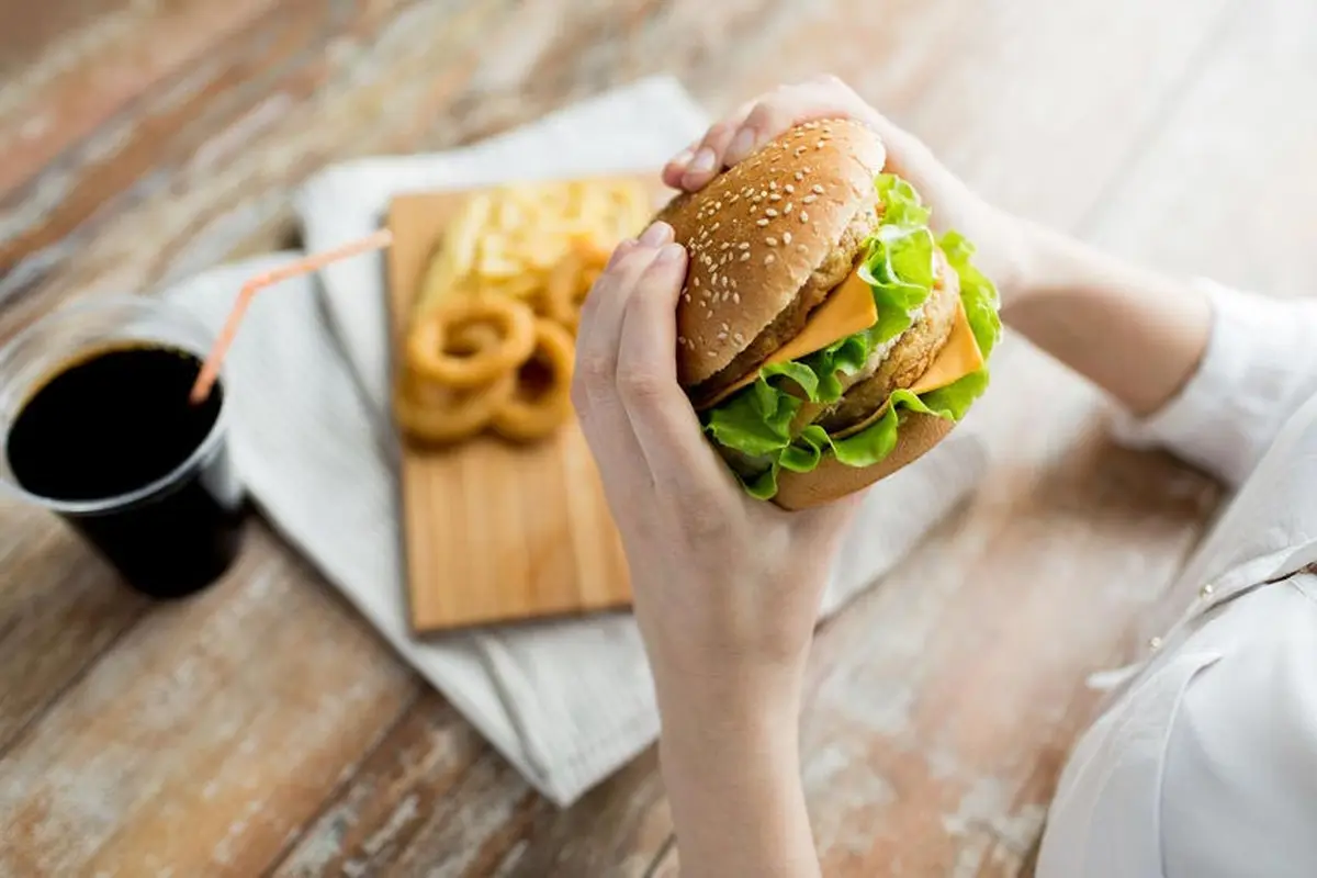Junk Food Bisa Timbulkan Jerawat?