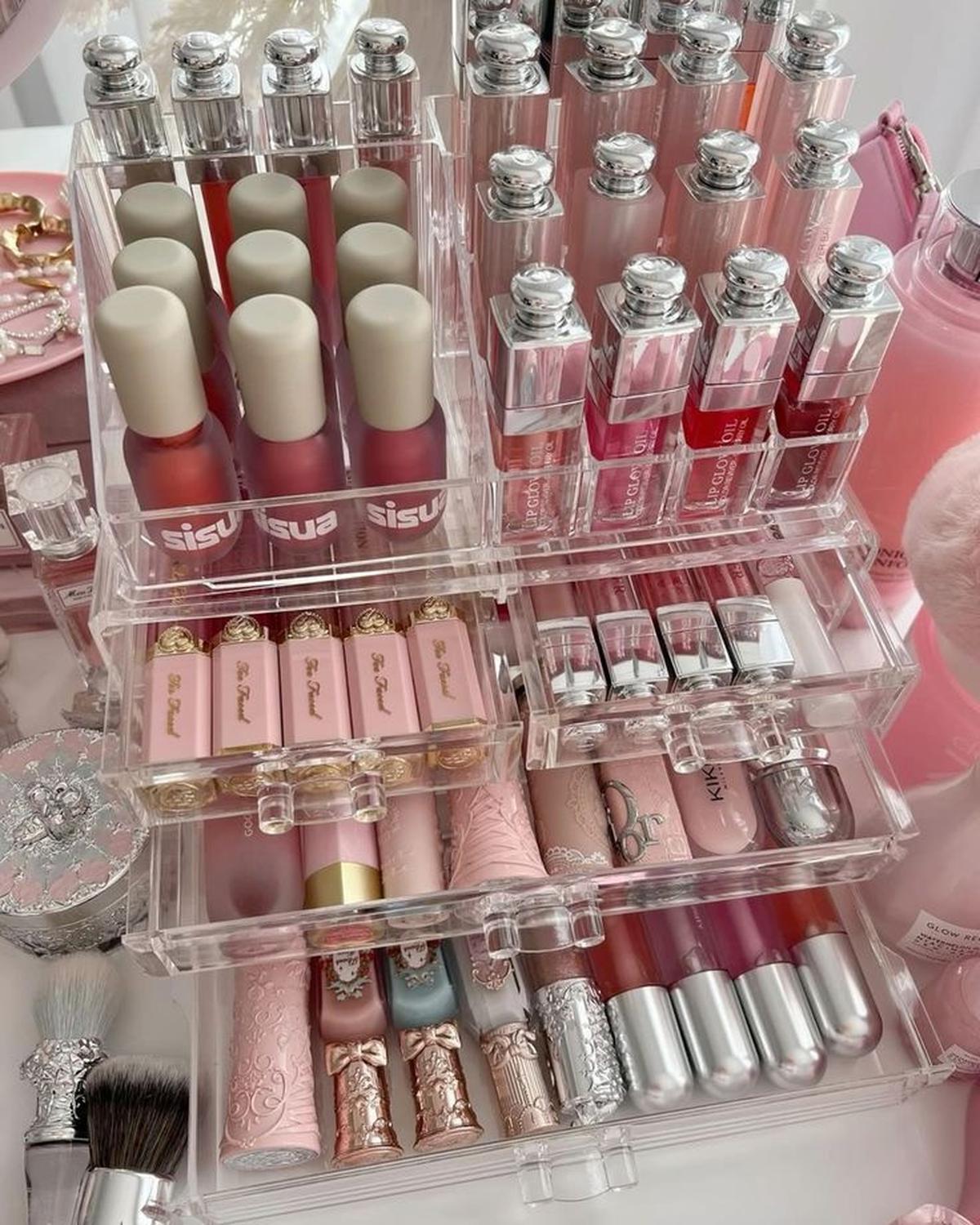 Ternyata Ini Alasan Wanita Memiliki Banyak Lipstik dengan Warna yang Hampir Identik!