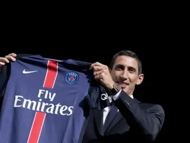 Pemain baru Paris Saint-Germain (PSG), Angel Di Maria, berpose dengan seragam PSG saat diperkenalkan sebagai pemain baru PSG di Paris, Prancis. (6/8/2015). (AFP Photo/Kenzo Tribouillard)
