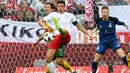 Pemain Polandia, Robert Lewandowski (kiri) berusaha melewati adangan pemain Lituania, Simonas Paulius pada laga uji coba di Stadion Narodowy, Warsaw, Polandia, (12/6/2018). Polandia menang 4-0. (AFP/Janek Skarzynski)