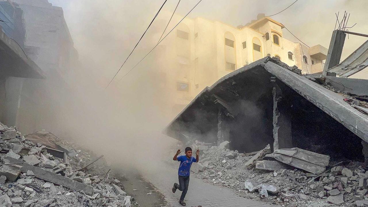 FOTO: Detik-Detik Mencekam Serangan Udara Israel di Gaza