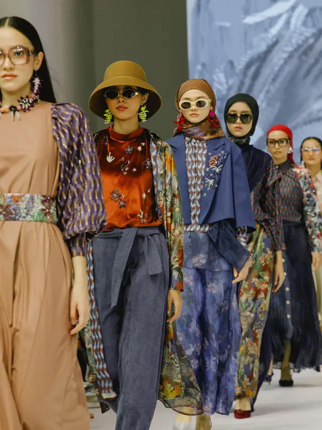 Pesona Atiqah Hasiholan Jadi Model Catwalk di JFW 2025, Elegan Kenakan Busana Modest yang Terinspirasi dari Cedarwood