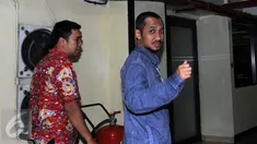 Mantan pimpinan Komisi Pemberantasan Korupsi (KPK) Abraham Samad (AS) saat mendatangi Gedung Komisi Pemberantasan Korupsi (KPK) di Jakarta, (4/3). AS melakukan pertemuan dengan sejumlah orang di lembaga antikorupsi tersebut. (Liputan6.com/Helmi Afandi) 