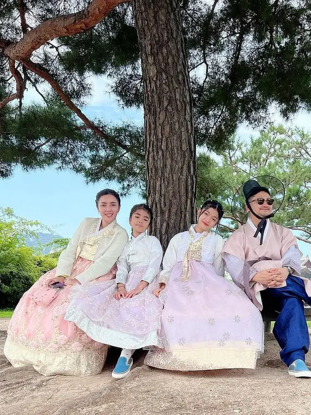 Potret Angga Wijaya Liburan Bareng Anak dan Istri di Korea, Penuh Cinta
