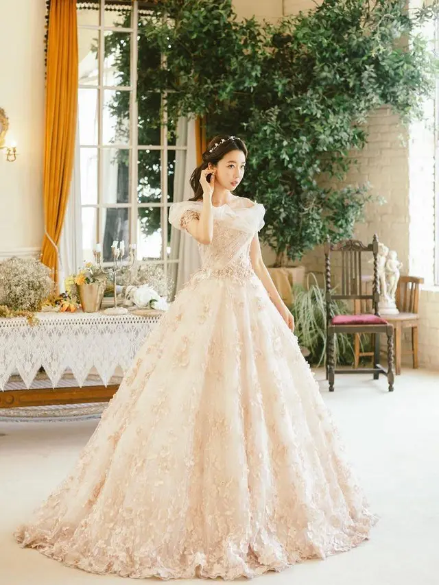Gaya Pemotretan Prewedding YouTuber Sunny Dahye Berbalut Gaun Pengantin, Menawan bak Princess