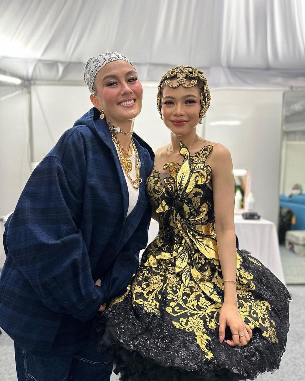 Terakhir, penampilan Rara dalam outfit emas saat sepanggung dengan Agnez Mo juga tidak kalah memukau.
