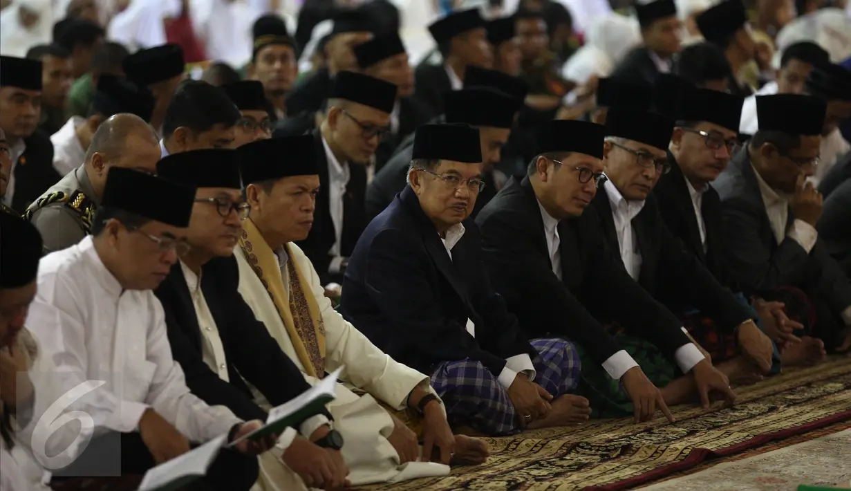 Wapres Jusuf Kalla (keempat kiri), Ketua MPR Zulkifli Hasan (kedua kiri) dan Menteri Agama Lukman Hakim Saifuddin (tengah) menghadiri salat Idul Fitri bersama ribuan muslim di Masjid Istiqlal, Jakarta, Rabu (6/7). (Liputan6.com/Faizal Fanani)