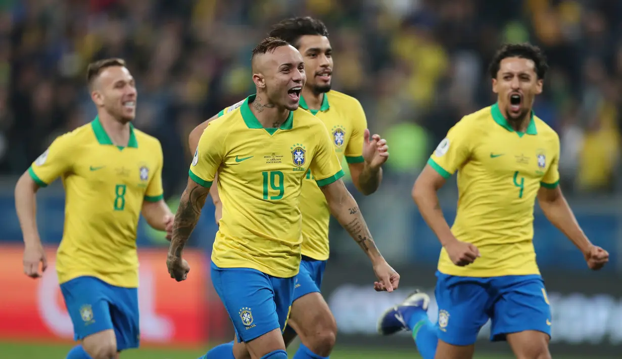 Para pemain Brasil merayakan kemenangan mereka atas Paraguay dalam laga perempat final Copa America 2019  di Arena do Gremio, Porto Alegre, Brasil, Kamis (27/6/2019). Brasil melaju ke semifinal Copa America 2019 setelah menaklukkan Paraguay lewat adu penalti. (AP Photo/Natacha Pisarenko)