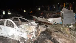 Sejumlah kendaraan hangus terbakar usai terjadi tabrakan dengan mobil tangki pembawa gas kimia di Kenya, Minggu (11/12). Lebih dari 11 kendaraan telah terbakar di tempat kejadian. (REUTERS / Stringer)
