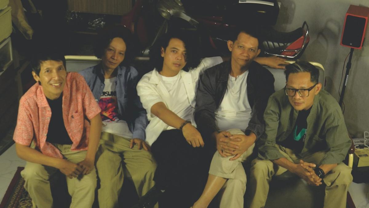 Grup Musik Aftersunset Buka Fase Baru Lewat 'Defensif' dan 'Kronologis', Ronny Budiman Jadi Vokalis