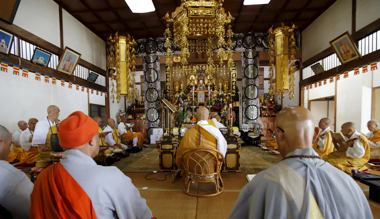 Sejumlah biksu berdoa untuk korban 1.945 bom atom di kuil Nipponzan Myohjii, Nagasaki, Jepang (8/8/2015). Pada hari minggu Jepang akan memperingati 70 tahun serangan terhadap Nagasaki. (REUTERS/Toru Hanai)