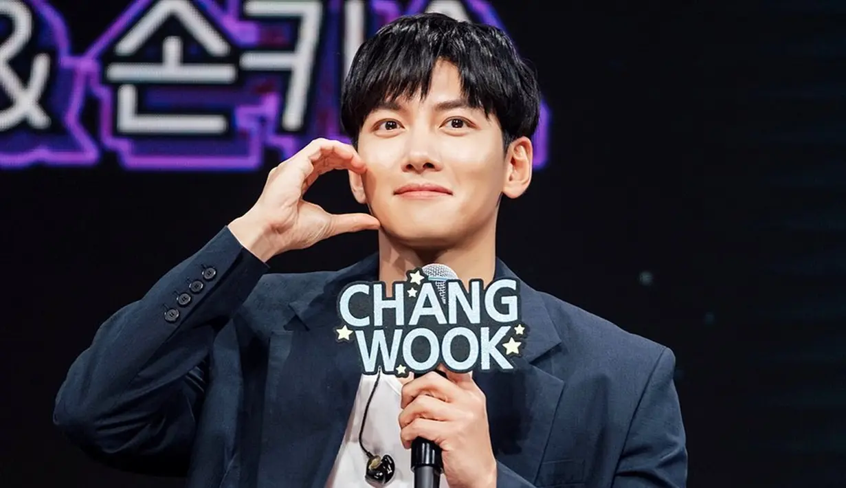 Melansir KapanLagi, ini merupakan kali pertama Ji Chang Wook ke Jakarta. Sebelumnya, aktor 35 tahun itu pernah ke Indonesia saat mengunjungi Bali untuk photoshoot. Pria berparas tampan itu mengaku suka dengan nasi goreng. Menurutnya, rasa makanan Indonesia itu sangat enak. (Liputan6.com/IG/@jichangwook)