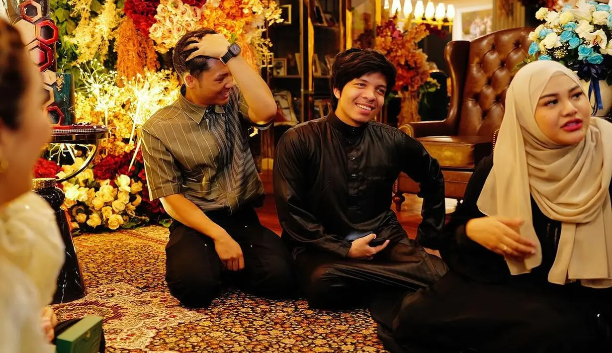 Dipadukan hijab berwarna cokelat dan list emas tipis yang bikin look Aurel Hermansyah tidak membosankan [@attahalilintar]