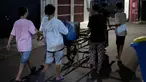 Foto yang diambil pada 19 Mei 2018, para pemuda bernyanyi dan memukul drum berkeliling sekitar lingkungan mereka di Jakarta. Kegiatan tersebut merupakan tradisi selama bulan ramadan membangunkan warga untuk sahur. (AFP PHOTO/BAY ISMOYO)