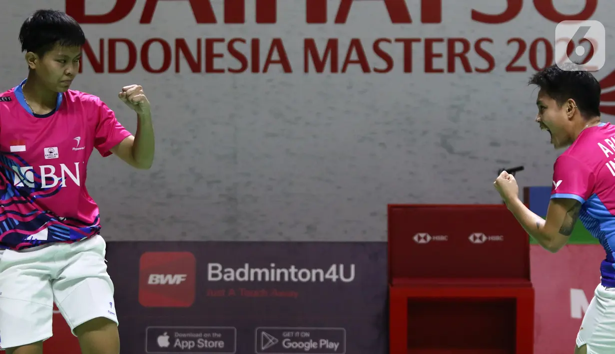 Pebulu tangkis ganda putri Indonesia, Apriyani Rahayu/Siti Fadia Silva Ramadhanti saat bertanding melawan Lee So Hee/Shin Seung Chan (Korea) pada Perempat Final Indonesia Masters 2022 di Istora Senayan, Jakarta, Jumat (10/6/2022). Apriyani/Siti Fadia unggul dan melaju ke babak berikutnya. (Liputan6.com/Helmi Fithriansyah)