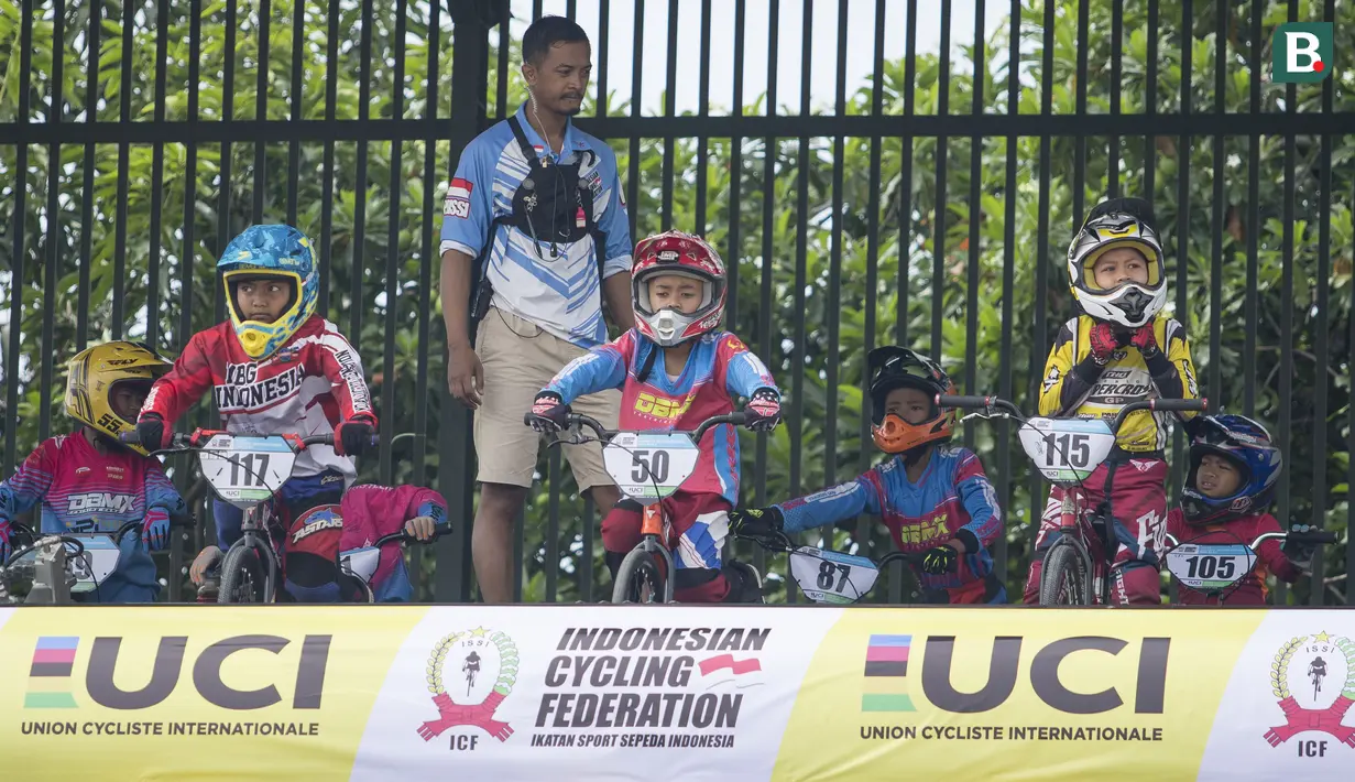 Pebalap usia muda pun memiliki kesempatan untuk tampil berlomba pada Kejuaraan Jakarta International BMX 2020 kali ini. (Bola.com/Peksi Cahyo)